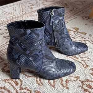 💙BARNEYS NEW YORK Blue Snakeskin Ankle Boots